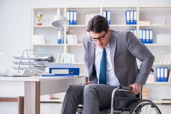 Empresário deficiente que trabalha no escritório — Fotografia de Stock