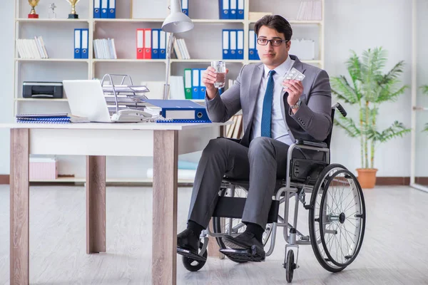 Behinderter Geschäftsmann arbeitet im Büro — Stockfoto