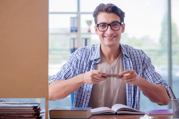 Studerande studerar hemma förbereder sig för tentamen — Stockfoto