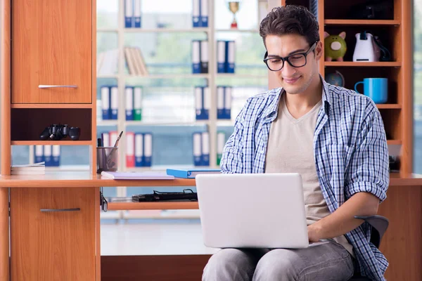 Studenten die thuis studeren en zich voorbereiden op het examen — Stockfoto