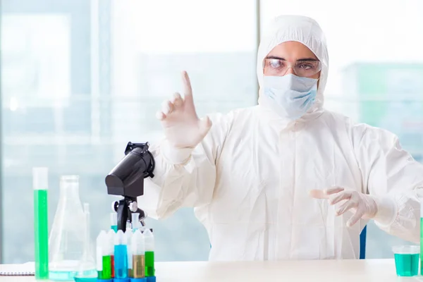 Νεαρός χημικός πατάει εικονικά κουμπιά στο εργαστήριο — Φωτογραφία Αρχείου