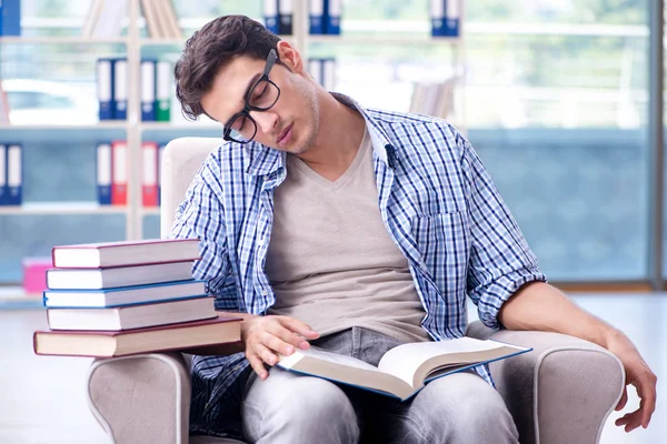 Livros de leitura de estudantes e preparação para exames na biblioteca — Fotografia de Stock