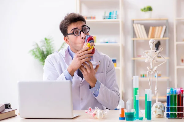 Doutor engraçado se divertindo no laboratório do hospital — Fotografia de Stock