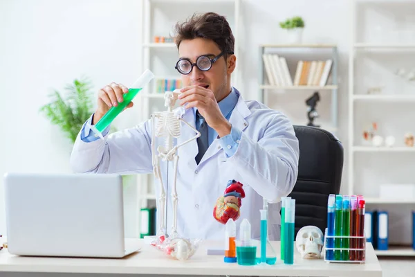 Doctor divertido divirtiéndose en el laboratorio del hospital —  Fotos de Stock