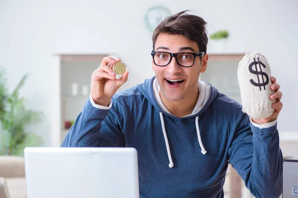 Mladý muž těží bitcoiny doma — Stock fotografie