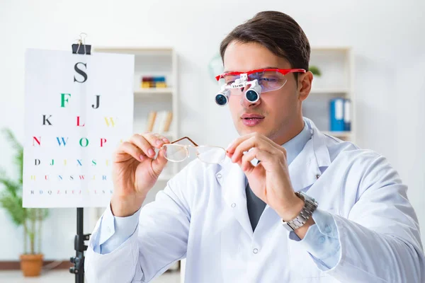 Médico ocular no conceito eyecare no hospital — Fotografia de Stock