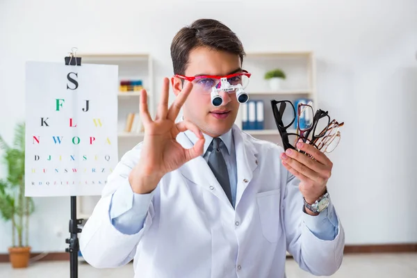 Ophtalmologiste dans le concept de soins oculaires à l'hôpital — Photo