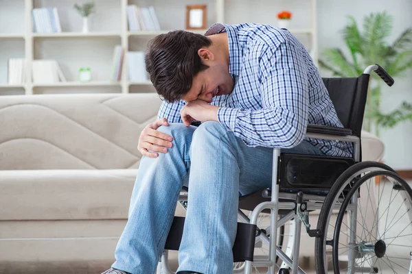 Инвалидный молодой человек, страдающий дома — стоковое фото