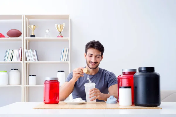 L'atleta assaggia nuovi integratori proteici per muscoli migliori — Foto Stock