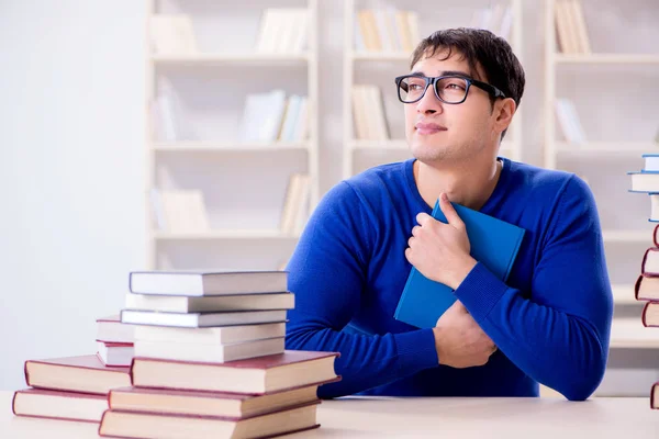 Estudante do sexo masculino se preparando para exames na biblioteca da faculdade — Fotografia de Stock