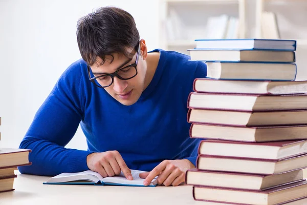 Estudiante masculino preparándose para exámenes en la biblioteca universitaria —  Fotos de Stock