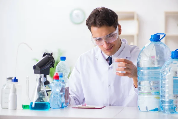 Laboratoriumassistent test waterkwaliteit — Stockfoto