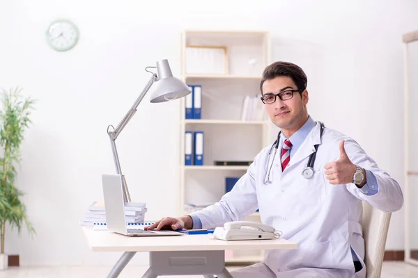 Jovem médico bonito trabalhando no quarto do hospital — Fotografia de Stock