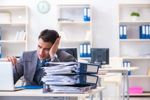 Überlastet mit Arbeitskräften unter Papierkram — Stockfoto