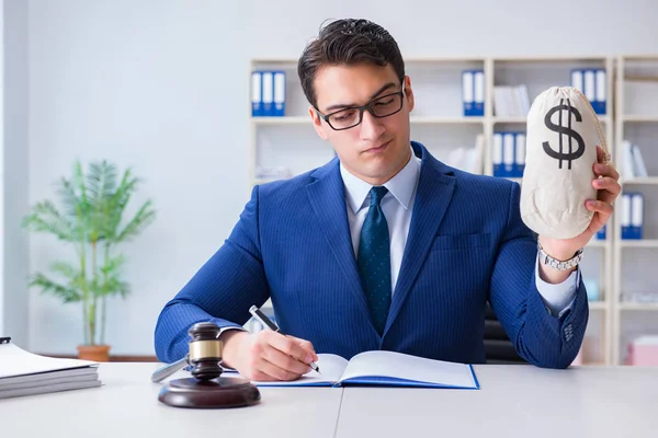 Rechter in steekpenningen concept met geld — Stockfoto