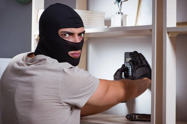 Włamywacz w masce kominiarki na miejscu zbrodni — Zdjęcie stockowe