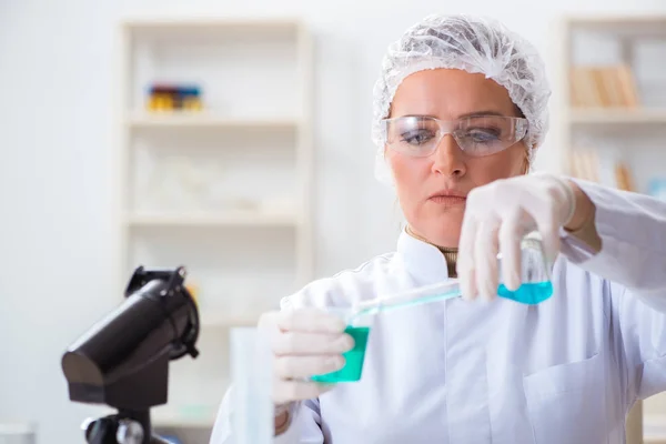 Жінка-хімік, що працює в клінічній лабораторії — стокове фото