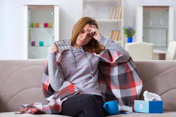 Mujer enferma que sufre de gripe en casa — Foto de Stock