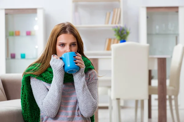 Chora kobieta cierpiąca na grypę w domu — Zdjęcie stockowe