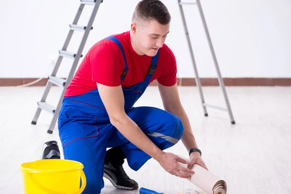 Bauunternehmer bereitet sich auf Tapetendekoration vor — Stockfoto