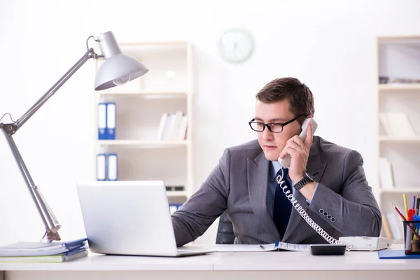 Zakenman werknemer in gesprek aan de telefoon op kantoor — Stockfoto
