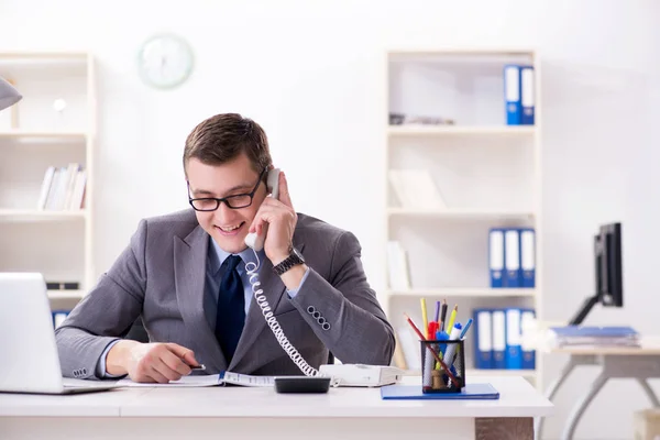 Affärsman anställd talar på kontoret telefon — Stockfoto