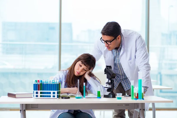 Dois químicos que trabalham em laboratório experimentando — Fotografia de Stock