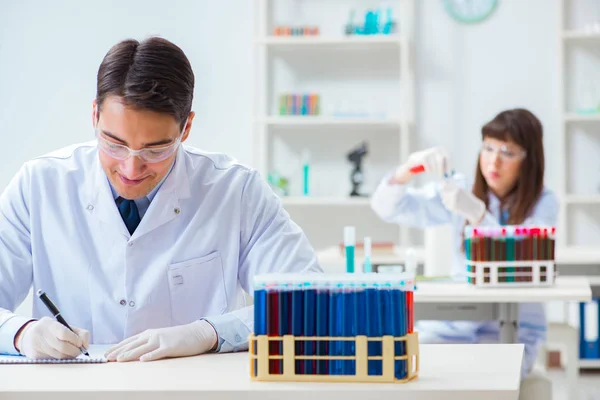 Dos químicos trabajando en experimentos de laboratorio — Foto de Stock