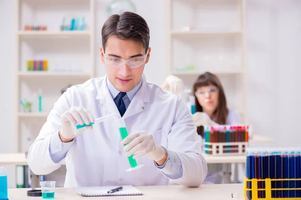 Dois químicos que trabalham em laboratório experimentando — Fotografia de Stock