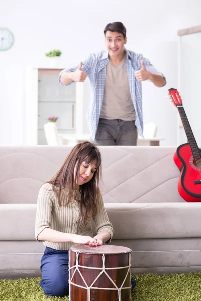 Giovane famiglia che canta e suona musica a casa — Foto Stock