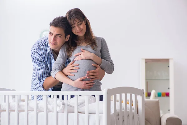 Jonge ouders verwachten hun eerste baby — Stockfoto