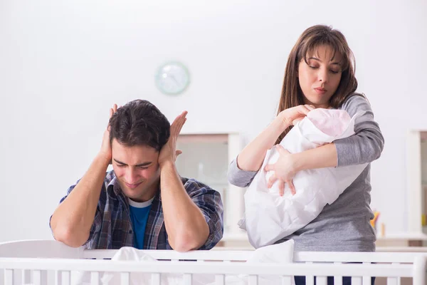 Young dad cannot stand baby crying — Stock Photo, Image