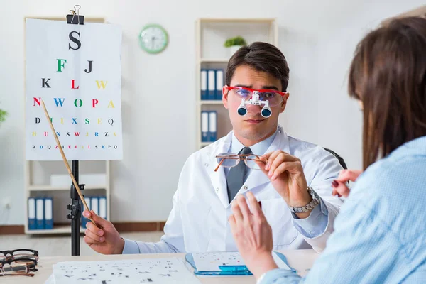 Medico con paziente all'esame oculare — Foto Stock