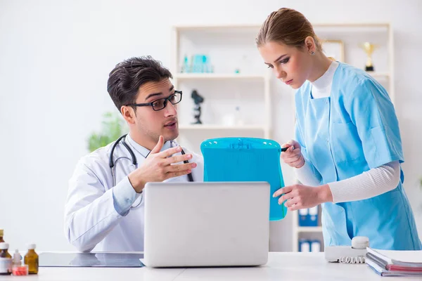 Medico maschio e femmina che discute in ospedale — Foto Stock