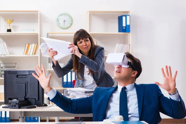 Pracownik w okularach wirtualnej rzeczywistości w biurze — Zdjęcie stockowe