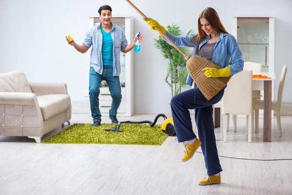 Joven familia limpiando la casa —  Fotos de Stock