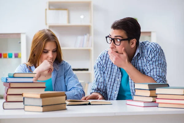 Dvojice studentů studujících na univerzitní zkoušky — Stock fotografie