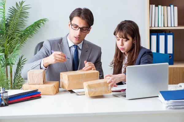 Empresarios que reciben correo y paquetes nuevos — Foto de Stock