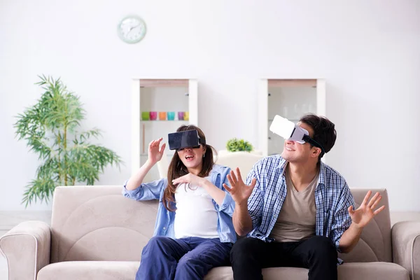 Pareja joven probando gafas de realidad virtual — Foto de Stock