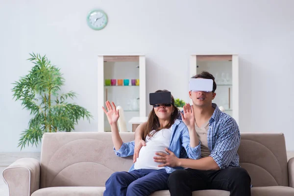 Mladý pár vyzkoušet virtuální realita brýle — Stock fotografie