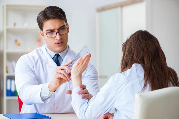 Médico verificando pacientes flexibilidade articular com gonímetro — Fotografia de Stock