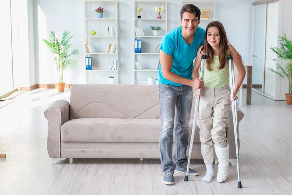 Marido hombre apoyo lesionado esposa —  Fotos de Stock