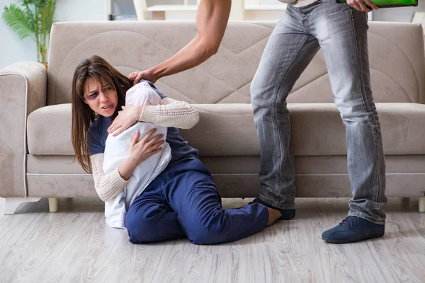 Verzweifelte Ehefrau mit aggressivem Ehemann in häuslicher Gewalt — Stockfoto