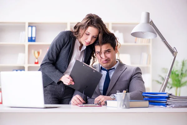 Concept de harcèlement sexuel avec l'homme et la femme au bureau — Photo