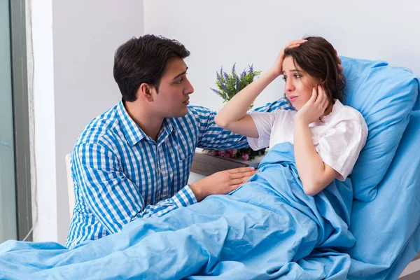 Fürsorglicher Ehemann Besucht Schwangere Frau Krankenhaus — Stockfoto