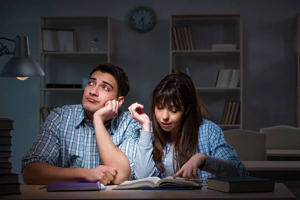 Twee studenten die 's avonds laat studeren — Stockfoto
