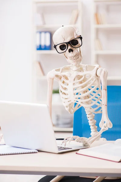 Csontváz üzletember dolgozik az irodában — Stock Fotó