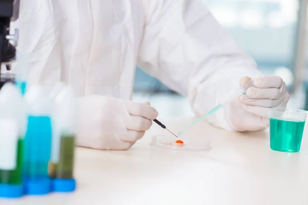 Químico masculino trabajando en laboratorio — Foto de Stock