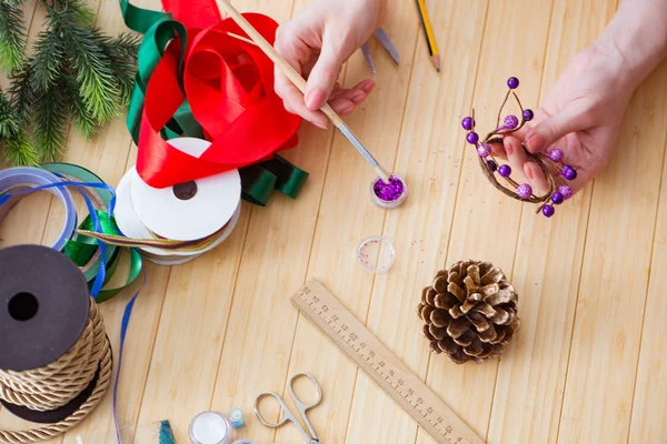 Mulher fazendo DIY decorações festivas em casa — Fotografia de Stock