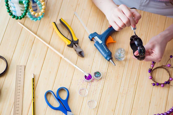 Frau bastelt Schmuck zu Hause — Stockfoto